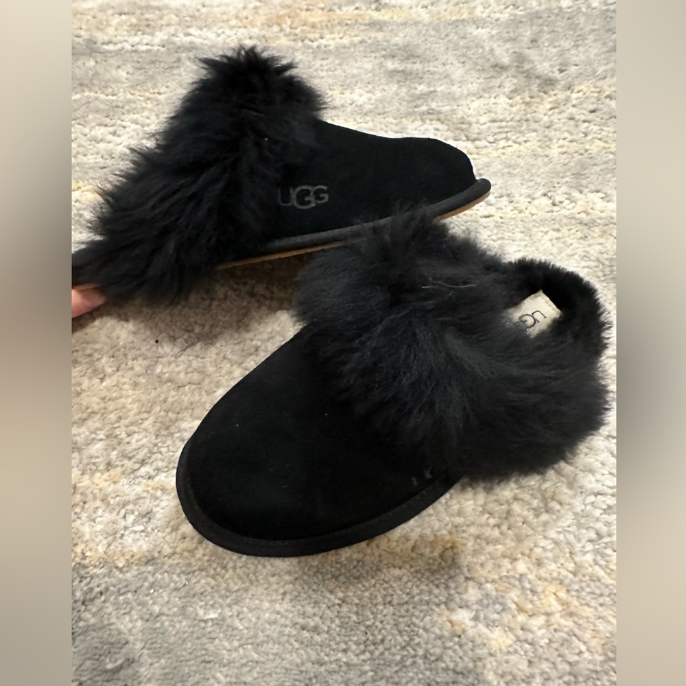 UGG Slippers (Never worn!)
